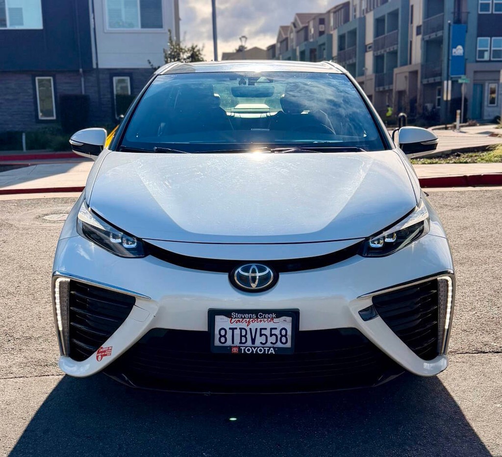 Toyota Mirai Vehicle Full-screen Gallery Image 03