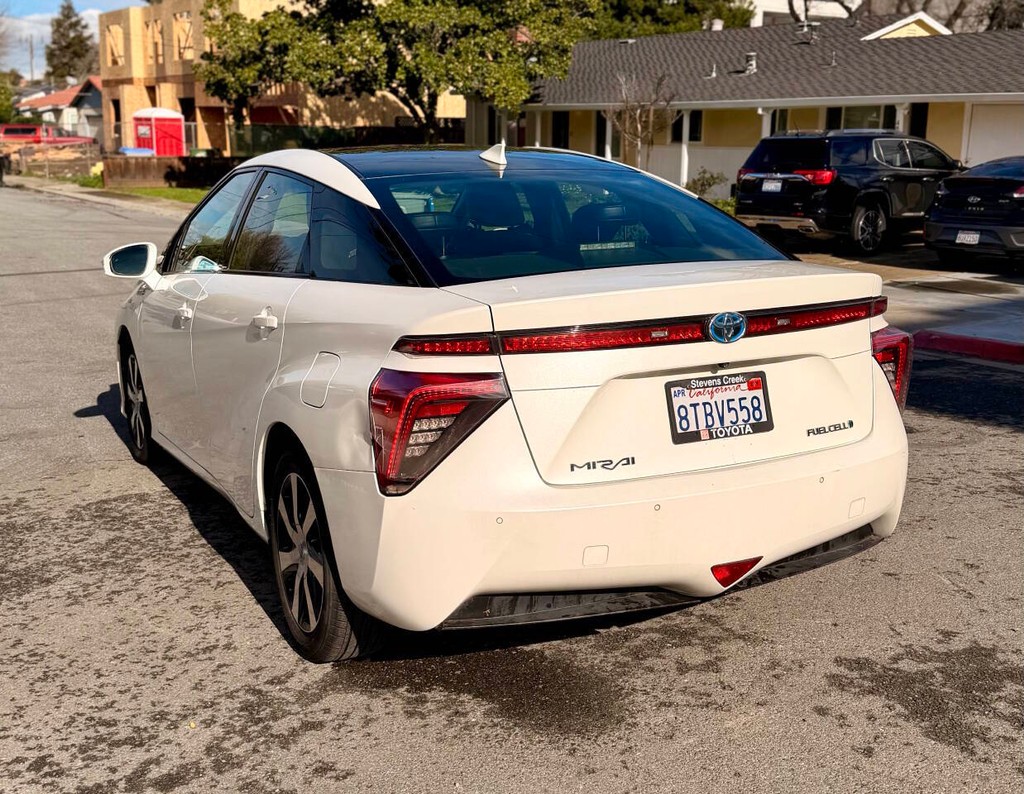 Toyota Mirai Vehicle Full-screen Gallery Image 04