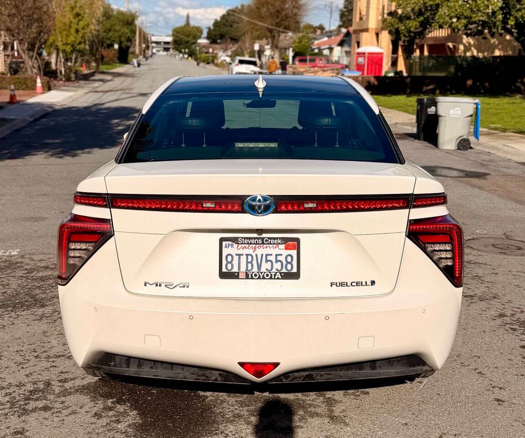 Toyota Mirai Vehicle Full-screen Gallery Image 05