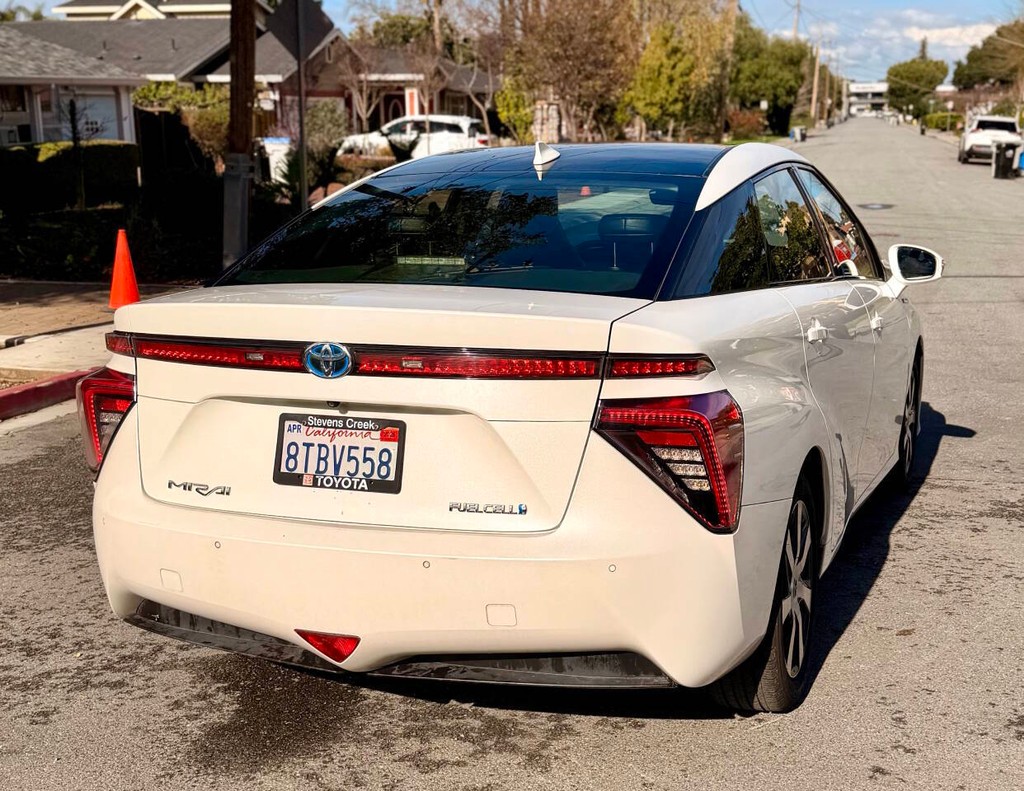 Toyota Mirai Vehicle Full-screen Gallery Image 06