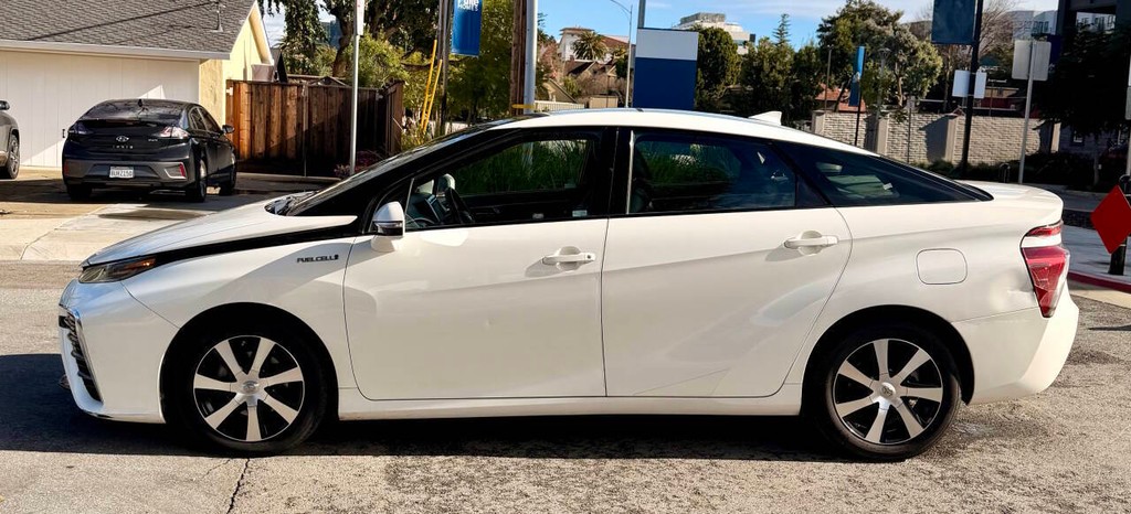 Toyota Mirai Vehicle Full-screen Gallery Image 07