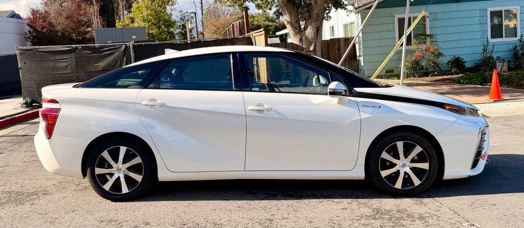 Toyota Mirai Vehicle Full-screen Gallery Image 08