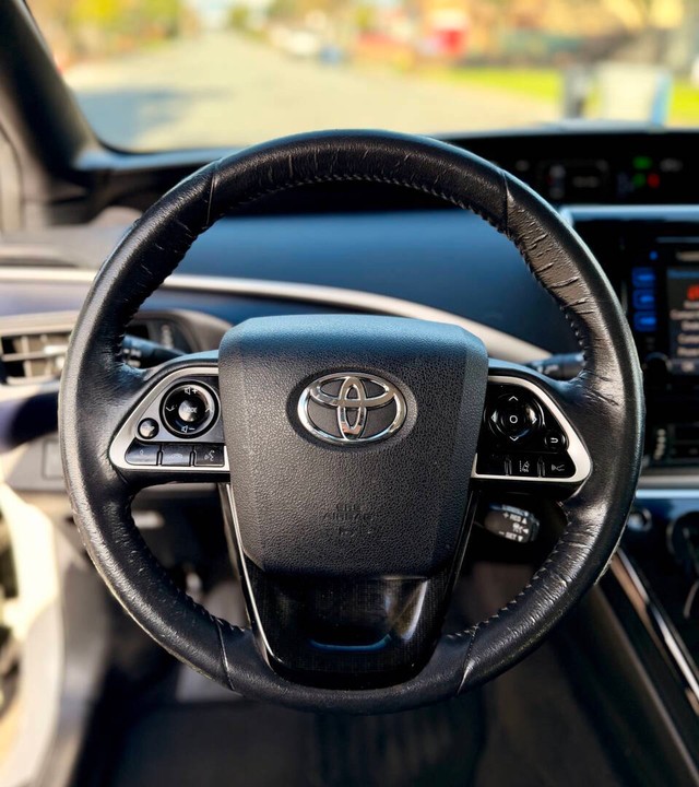 Toyota Mirai Vehicle Full-screen Gallery Image 09