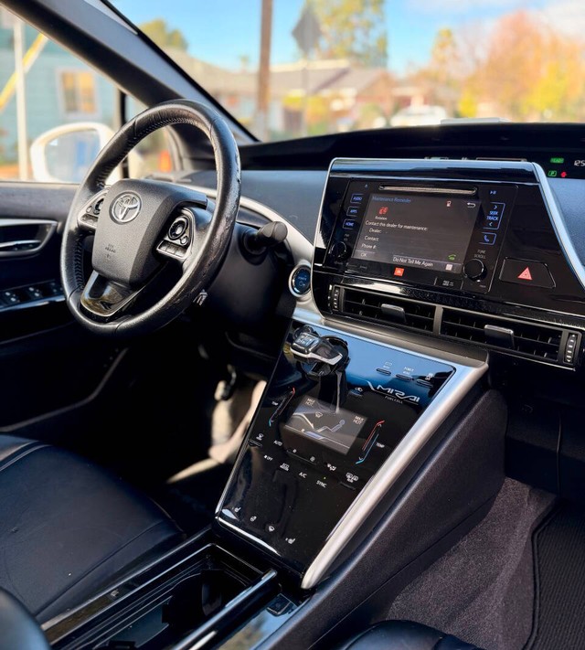 Toyota Mirai Vehicle Full-screen Gallery Image 10
