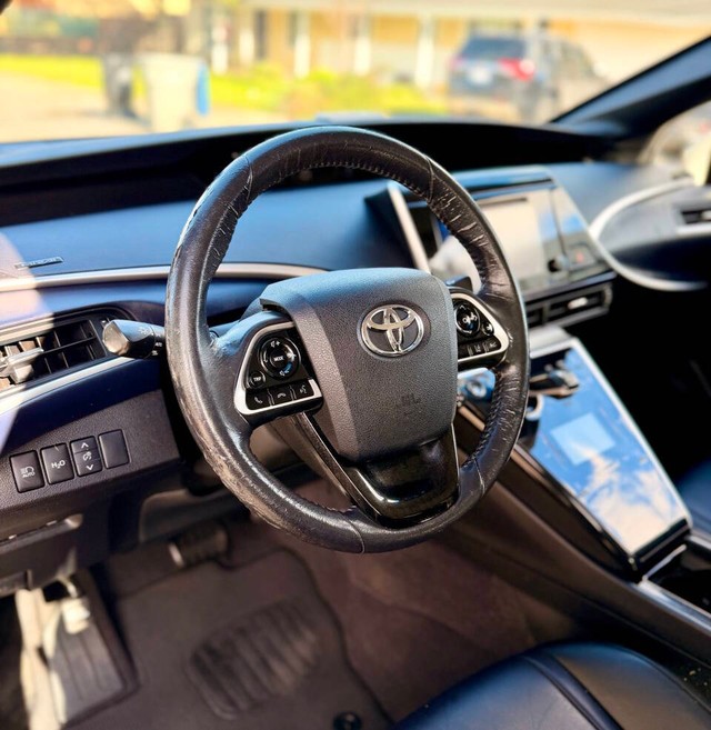 Toyota Mirai Vehicle Full-screen Gallery Image 12