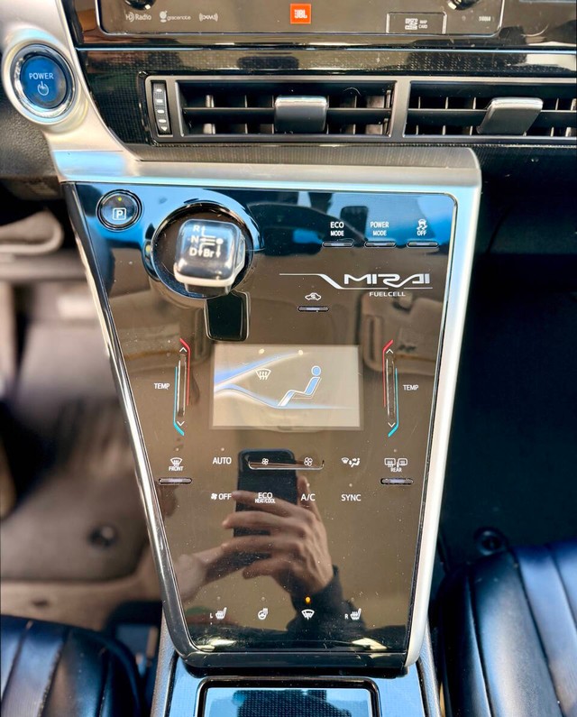 Toyota Mirai Vehicle Full-screen Gallery Image 14