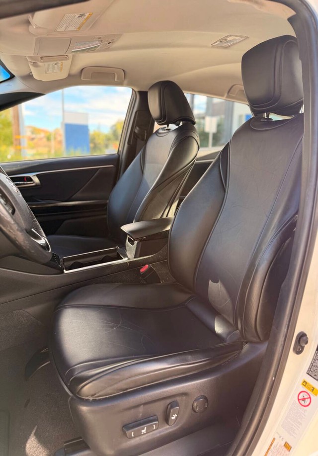 Toyota Mirai Vehicle Full-screen Gallery Image 15