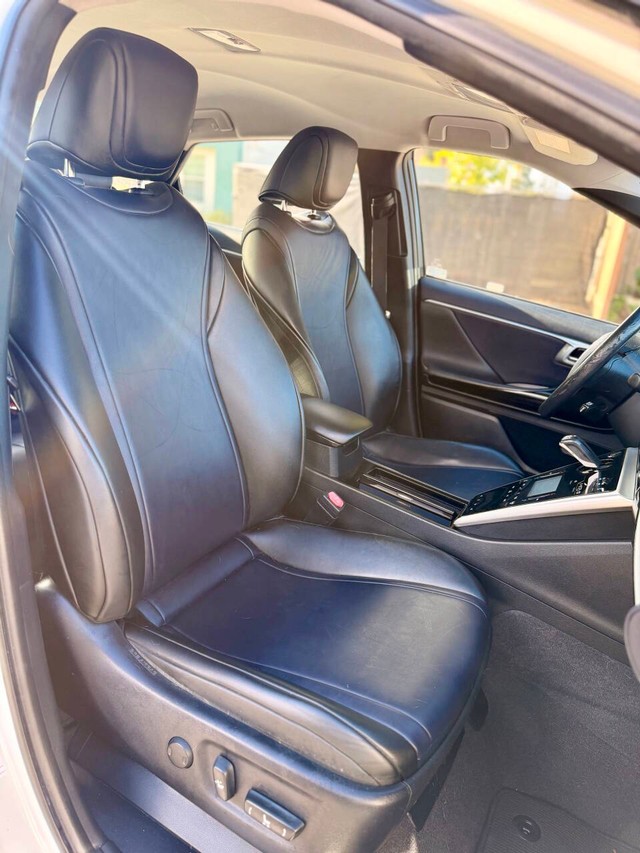 Toyota Mirai Vehicle Full-screen Gallery Image 16