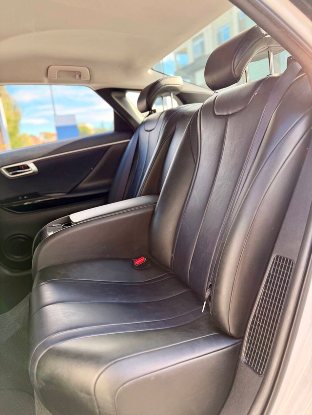 Toyota Mirai Vehicle Full-screen Gallery Image 17