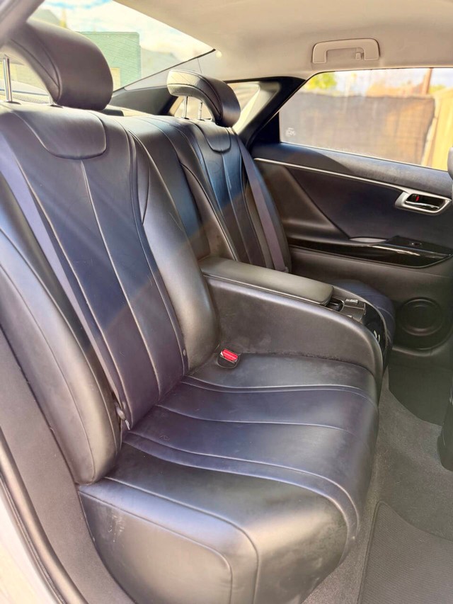 Toyota Mirai Vehicle Full-screen Gallery Image 18