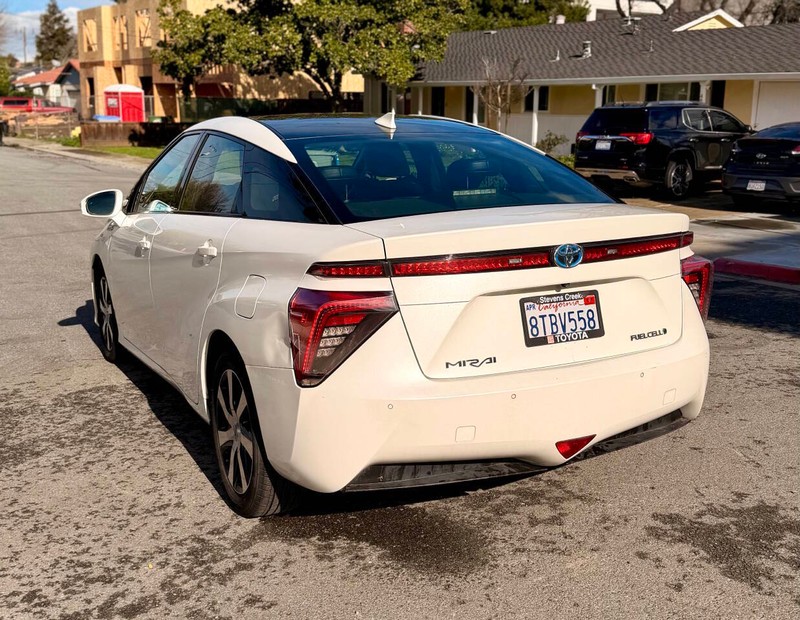 Toyota Mirai Vehicle Full-screen Gallery Image 04