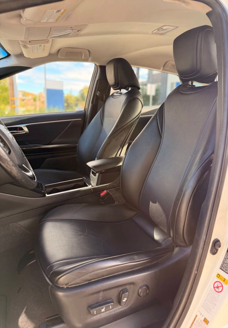 Toyota Mirai Vehicle Full-screen Gallery Image 15