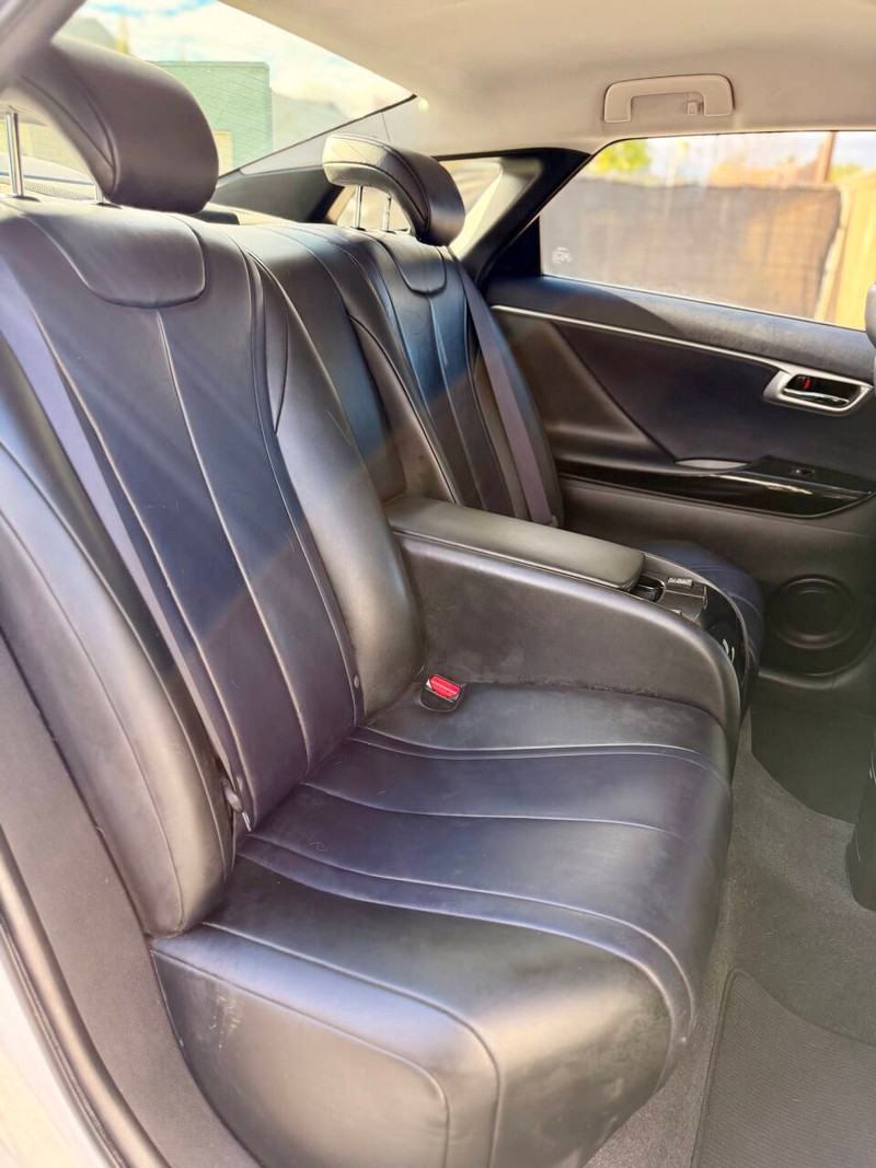 Toyota Mirai Vehicle Full-screen Gallery Image 18
