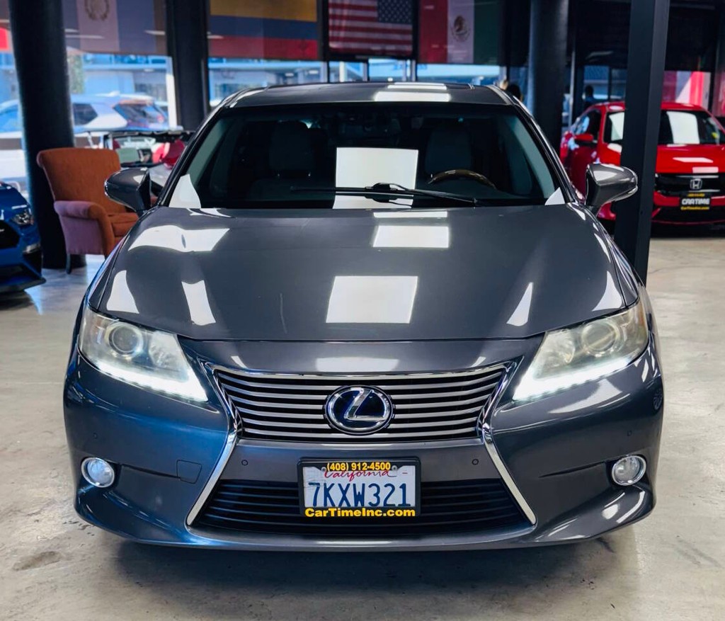 Lexus ES 300h Vehicle Full-screen Gallery Image 02