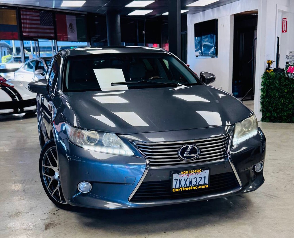Lexus ES 300h Vehicle Full-screen Gallery Image 03