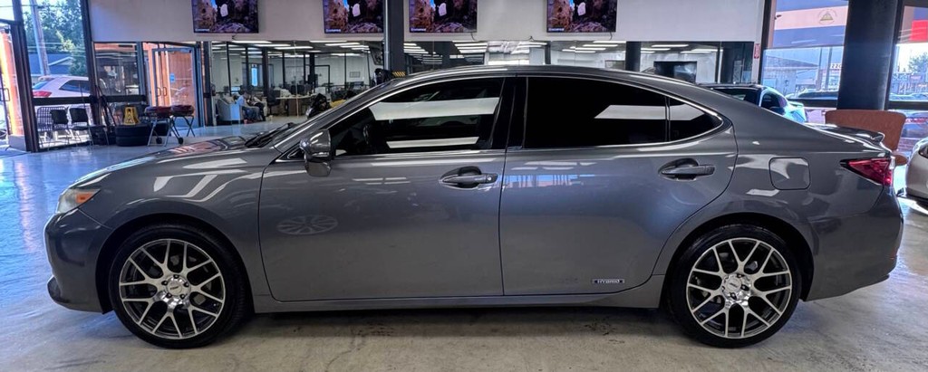 Lexus ES 300h Vehicle Full-screen Gallery Image 04