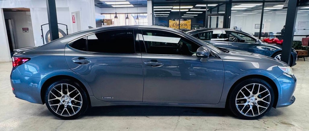 Lexus ES 300h Vehicle Full-screen Gallery Image 05