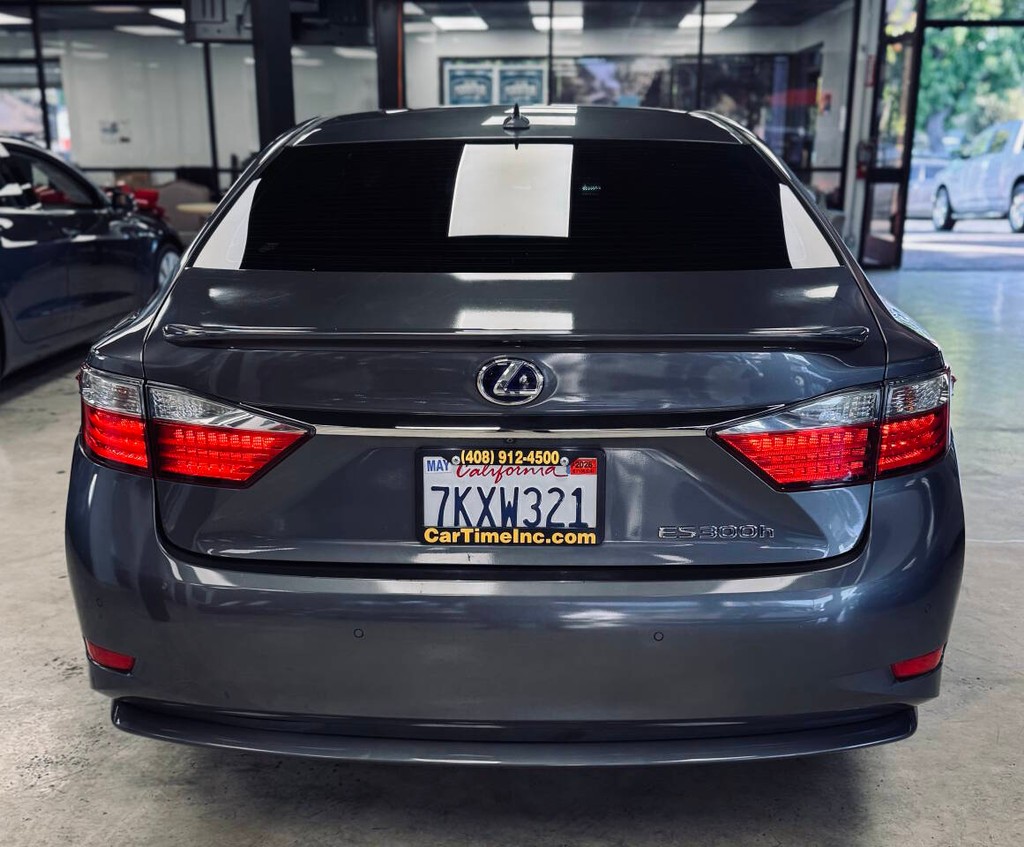 Lexus ES 300h Vehicle Full-screen Gallery Image 07