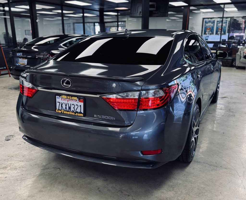 Lexus ES 300h Vehicle Full-screen Gallery Image 08