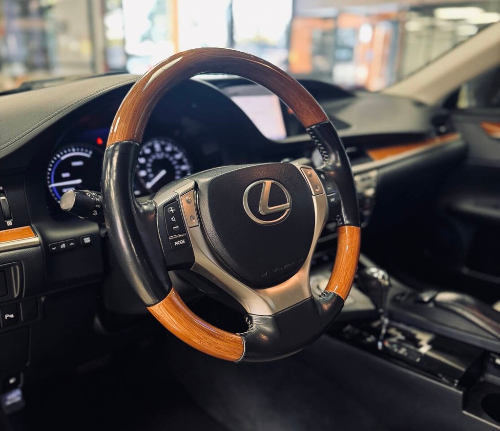 Lexus ES 300h Vehicle Full-screen Gallery Image 10