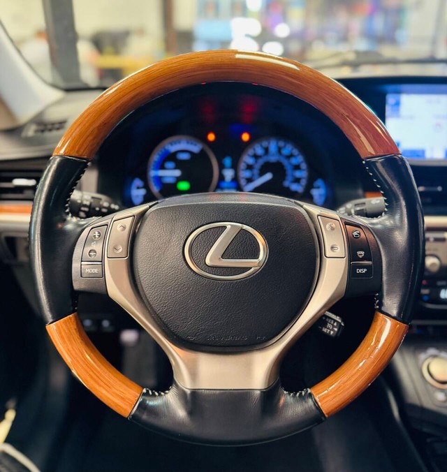 Lexus ES 300h Vehicle Full-screen Gallery Image 09