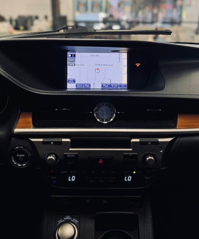 Lexus ES 300h Vehicle Full-screen Gallery Image 11