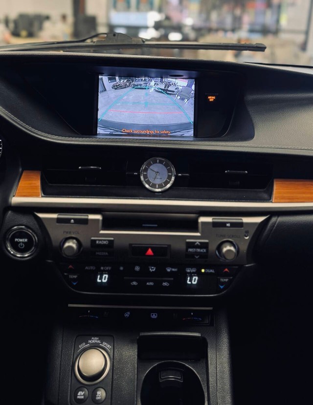 Lexus ES 300h Vehicle Full-screen Gallery Image 12