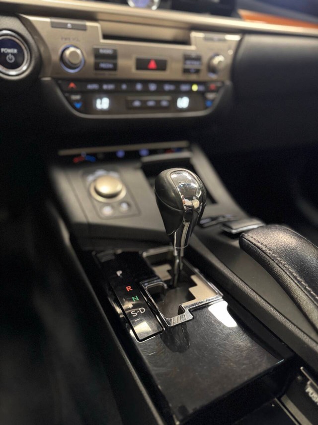 Lexus ES 300h Vehicle Full-screen Gallery Image 13