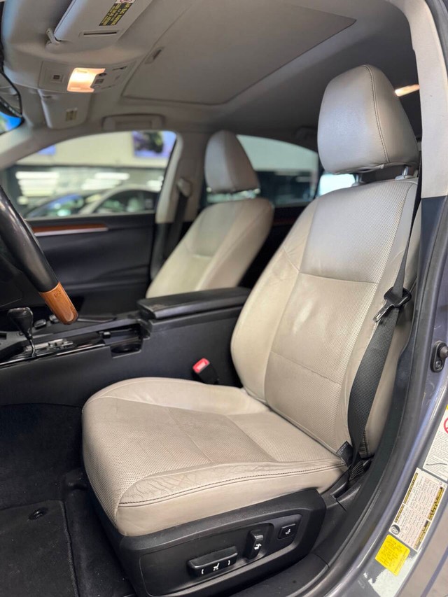 Lexus ES 300h Vehicle Full-screen Gallery Image 14