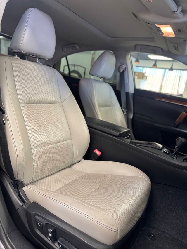 Lexus ES 300h Vehicle Full-screen Gallery Image 15