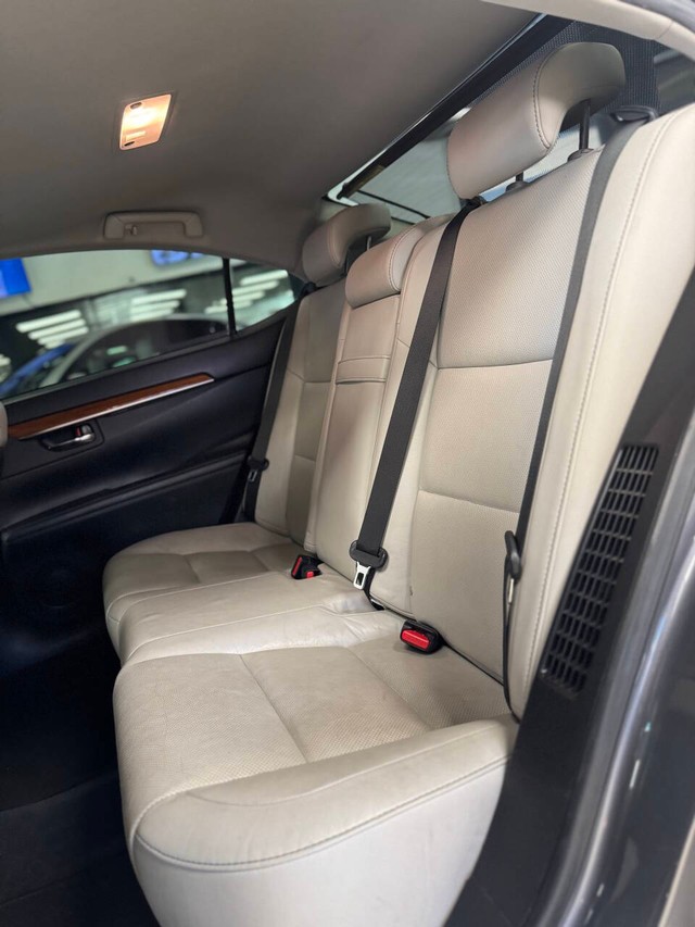 Lexus ES 300h Vehicle Full-screen Gallery Image 16