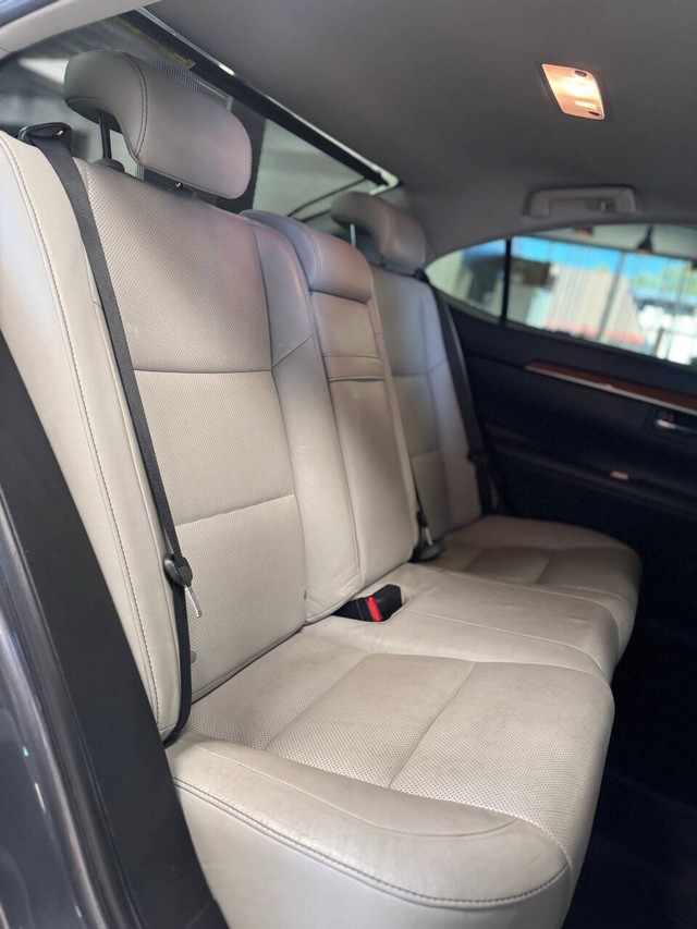 Lexus ES 300h Vehicle Full-screen Gallery Image 17