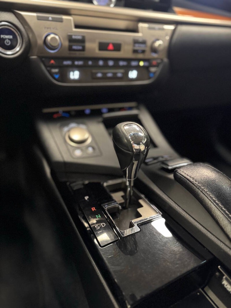 Lexus ES 300h Vehicle Full-screen Gallery Image 13