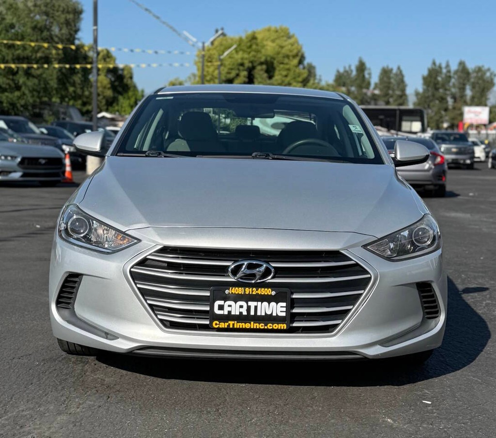 Hyundai Elantra Vehicle Full-screen Gallery Image 02
