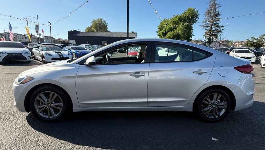 Hyundai Elantra Vehicle Full-screen Gallery Image 04