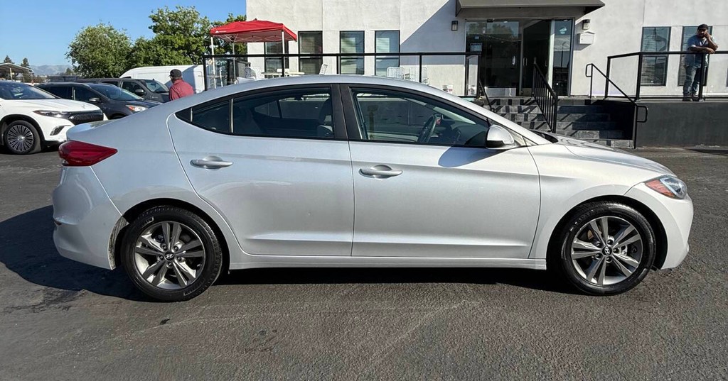 Hyundai Elantra Vehicle Full-screen Gallery Image 05