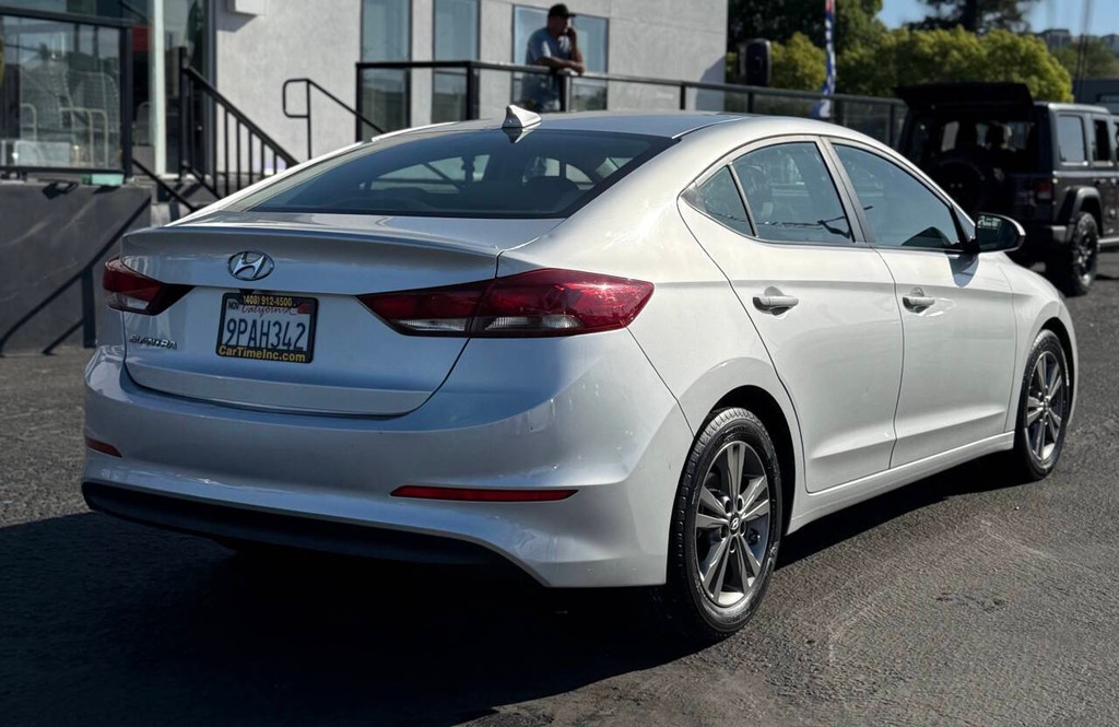 Hyundai Elantra Vehicle Full-screen Gallery Image 06