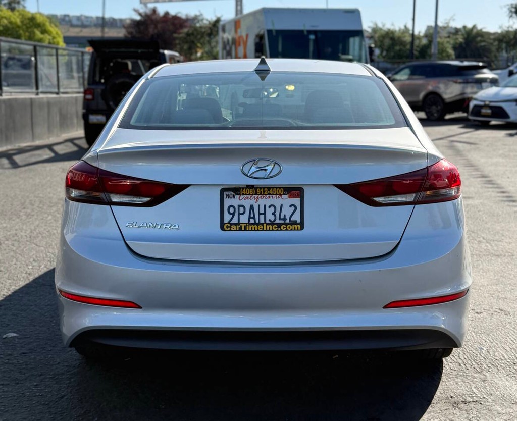 Hyundai Elantra Vehicle Full-screen Gallery Image 07