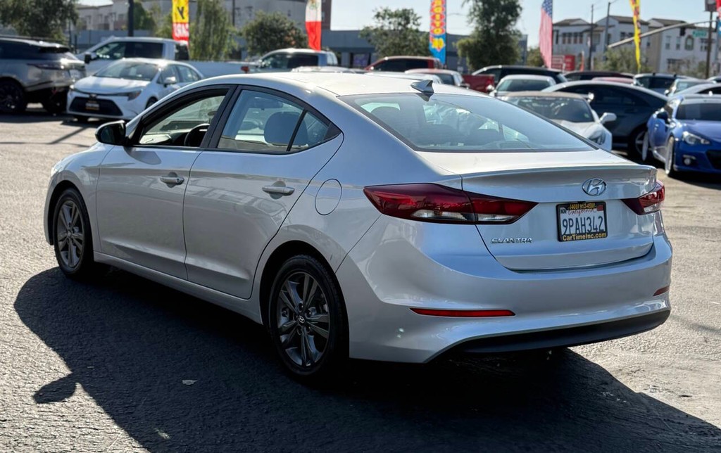 Hyundai Elantra Vehicle Full-screen Gallery Image 08