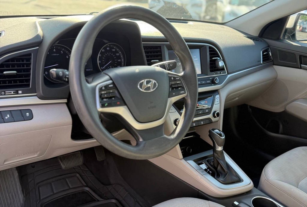 Hyundai Elantra Vehicle Full-screen Gallery Image 09