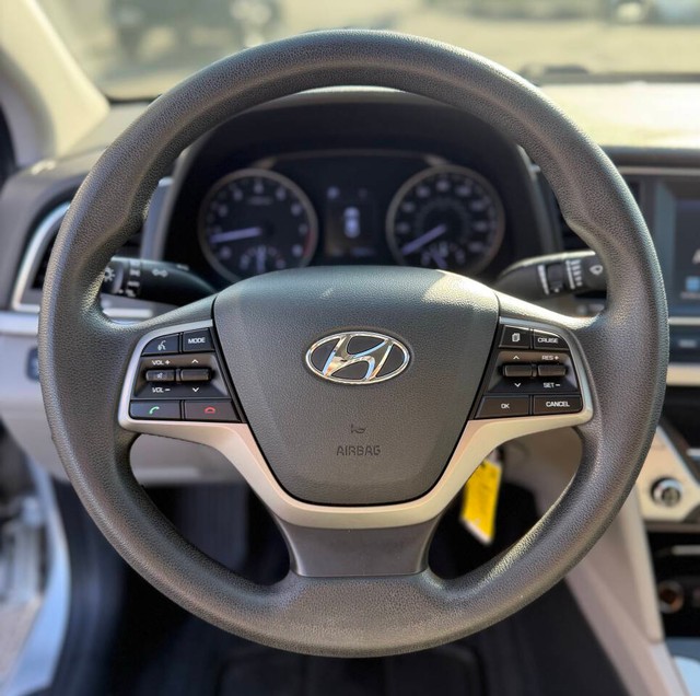 Hyundai Elantra Vehicle Full-screen Gallery Image 10