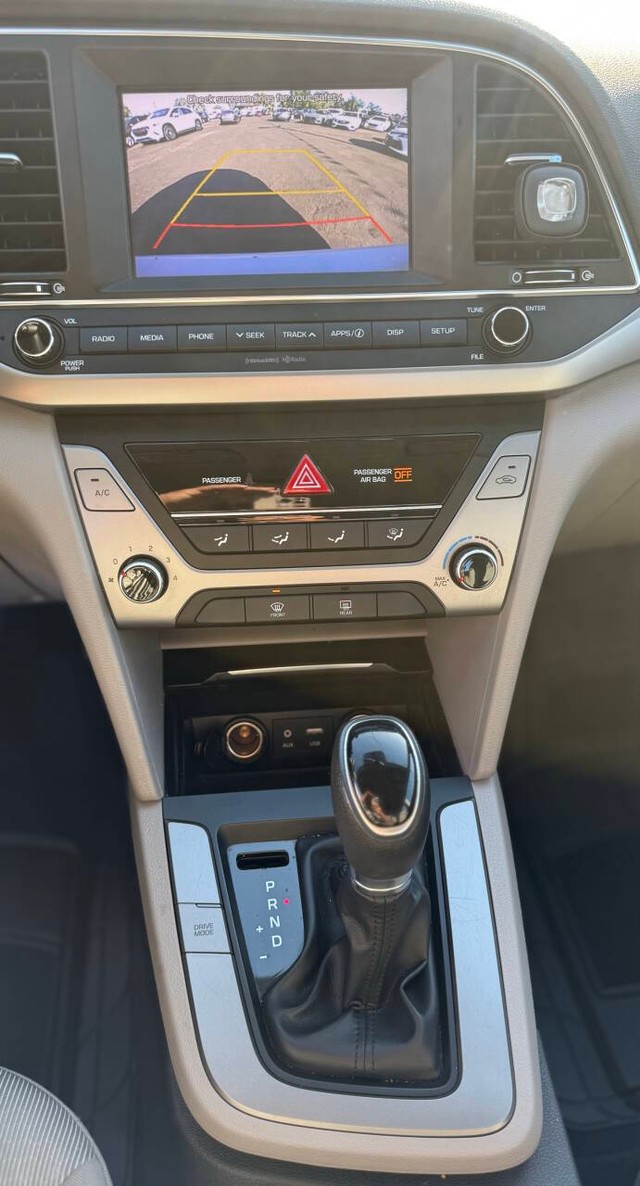 Hyundai Elantra Vehicle Full-screen Gallery Image 13