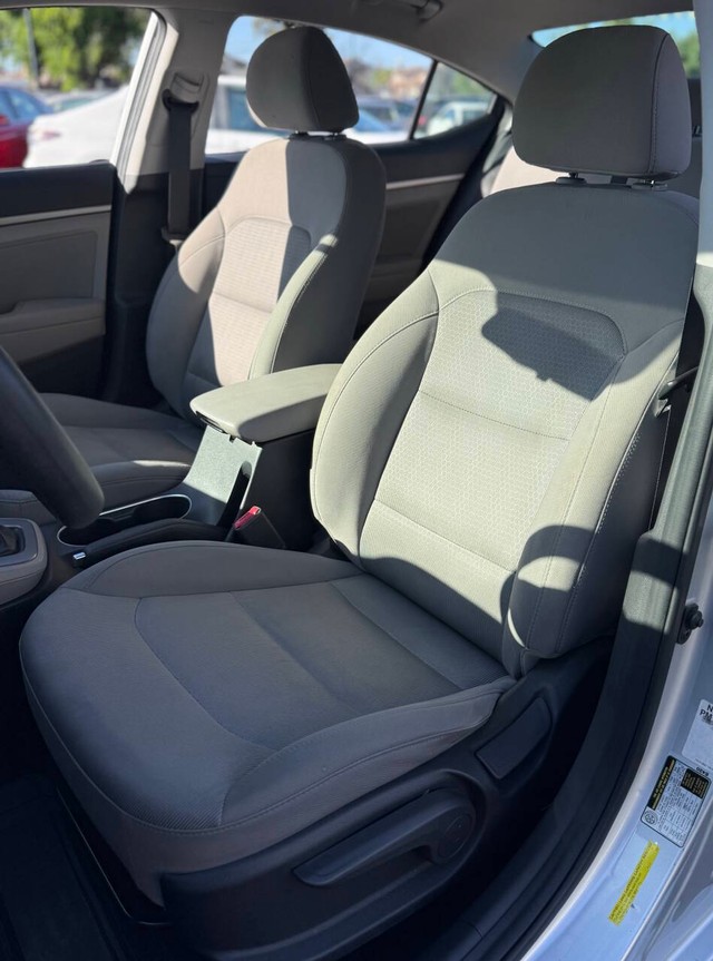 Hyundai Elantra Vehicle Full-screen Gallery Image 15
