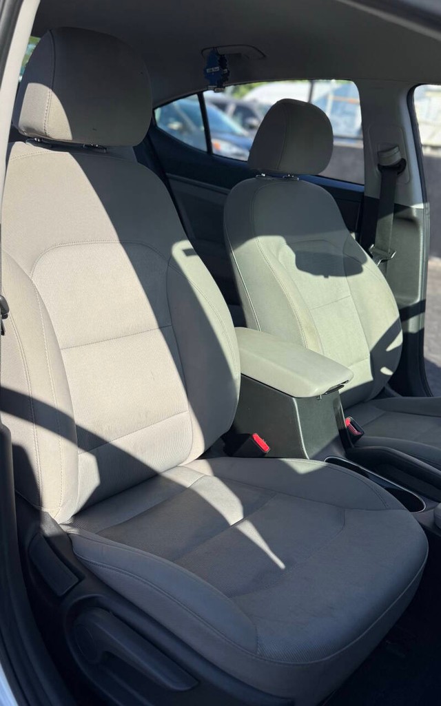 Hyundai Elantra Vehicle Full-screen Gallery Image 16