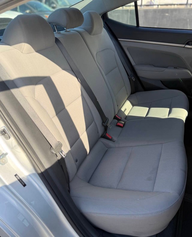 Hyundai Elantra Vehicle Full-screen Gallery Image 17