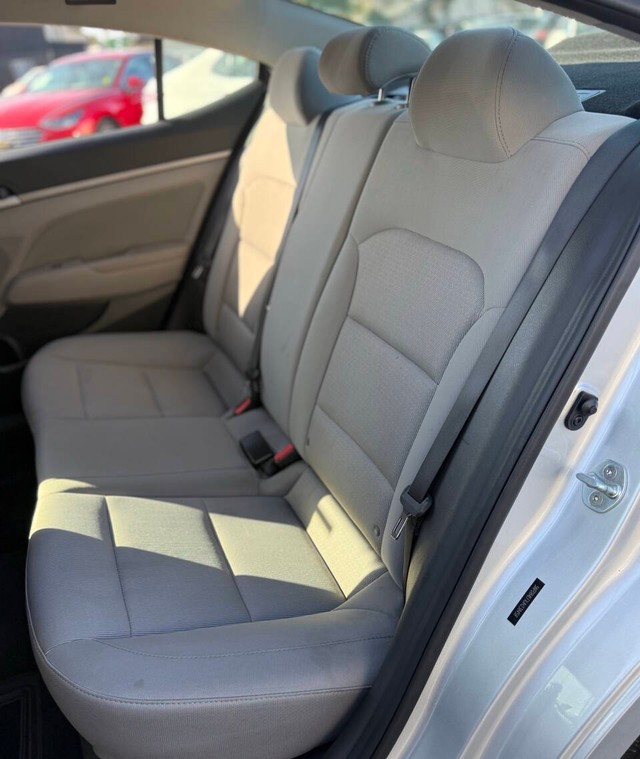 Hyundai Elantra Vehicle Full-screen Gallery Image 18