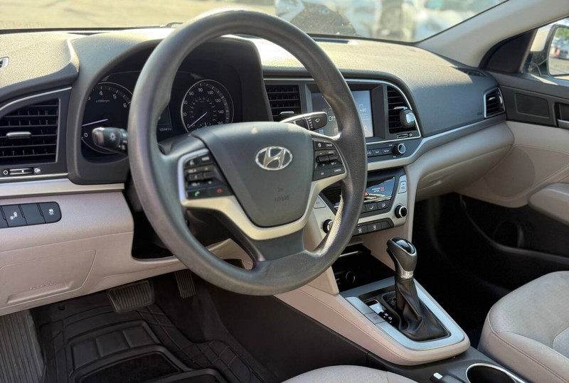 Hyundai Elantra Vehicle Full-screen Gallery Image 09