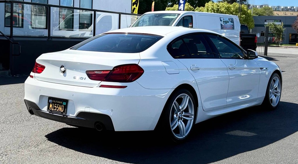BMW 6 Series Vehicle Full-screen Gallery Image 06