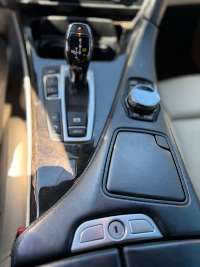 BMW 6 Series Vehicle Full-screen Gallery Image 12