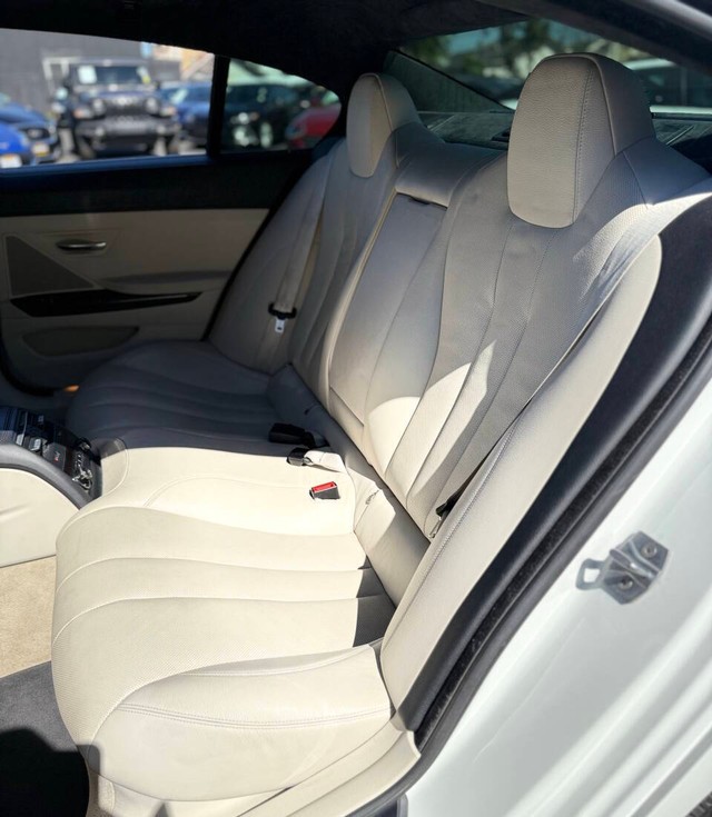 BMW 6 Series Vehicle Full-screen Gallery Image 16